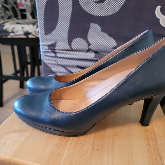 Barely worn 10.5 wide Naturalizer heels - Picture 2 of 3